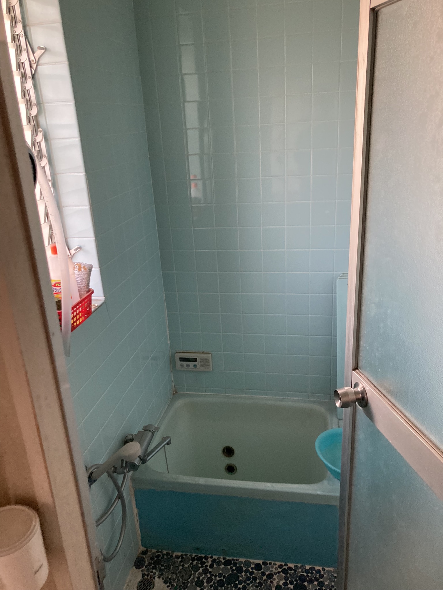 浴室リフォーム前の様子（タイル張り、寒さが気になる）