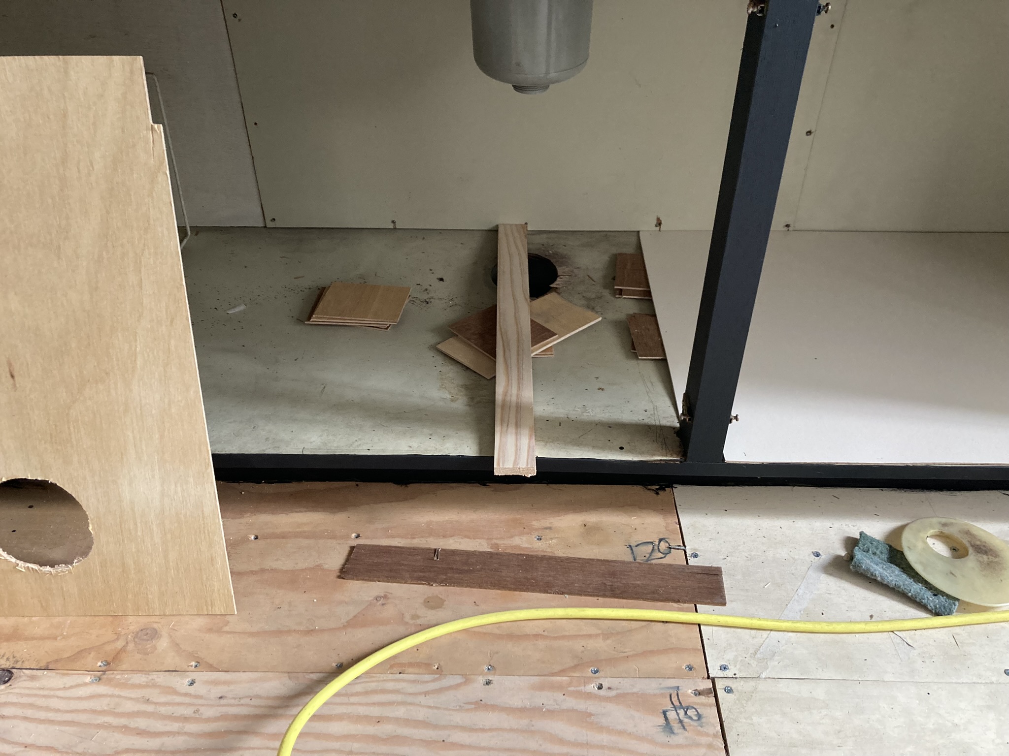 施工前のキッチン床面